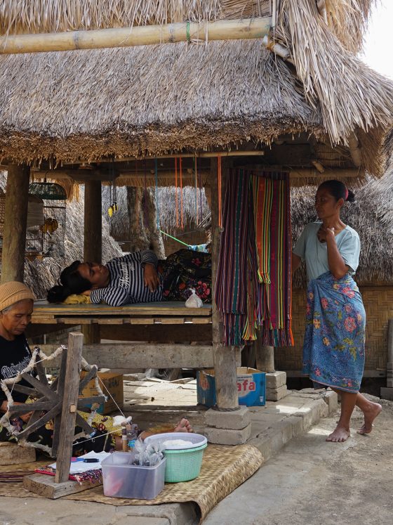Berbagai Aktivitas yang biasa dilakukan Ibu Rumah Tangga di Desa Sade