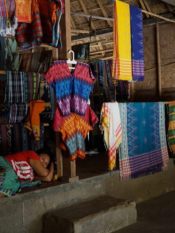 Interior Rumah di Desa Sade yang dijadikan area display barang dagangan sarong