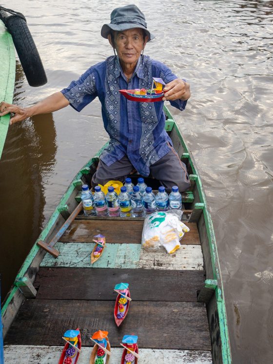 Kerajinan miniatur perahu yang dijual di Lok Baintan
