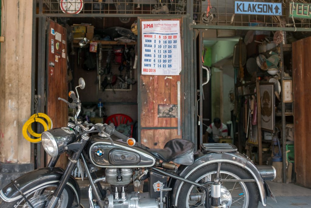 Motor antik, onderdil dan servisnya juga dilayani di beberapa lapak Pasar Triwindu