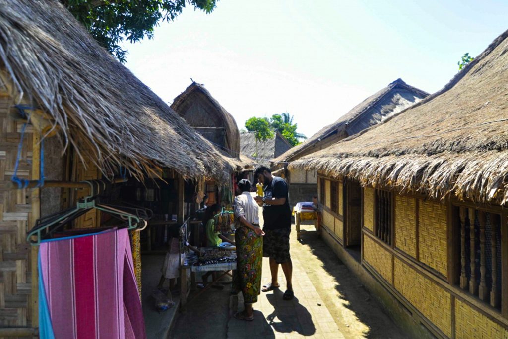 Perbandingan tinggi dan lebar koridor di area Desa Sade menciptakan suasana meruang yang khas