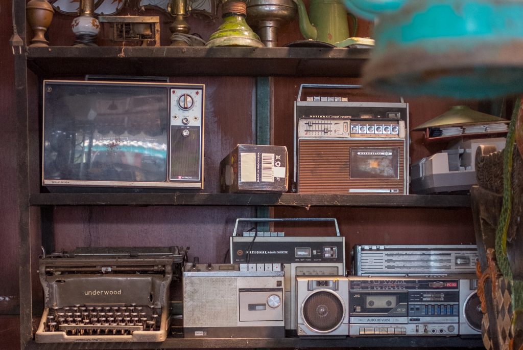 Ragam radio antik di Pasar Triwindu