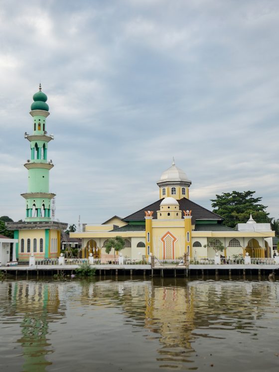 Tempat ibadah masjid di tepian sungai