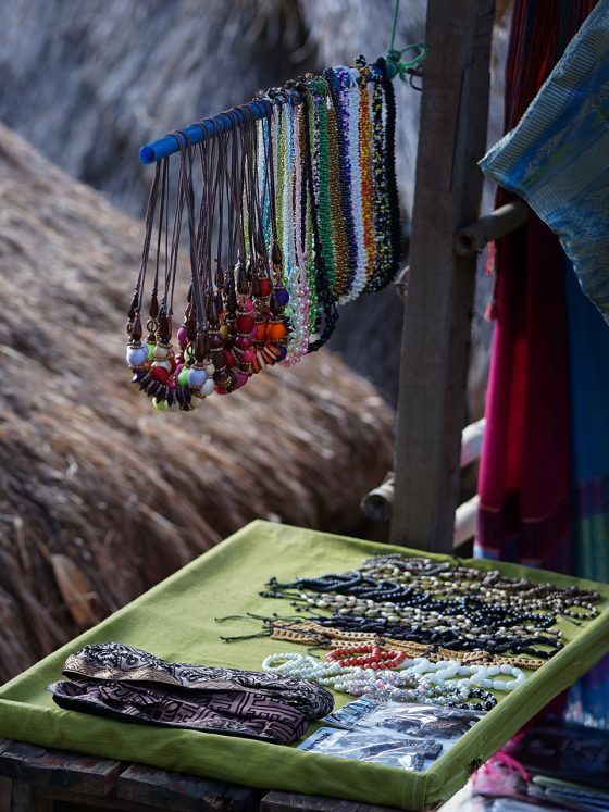 Varian Barang Dagangan - aksesoris khas Desa Sade